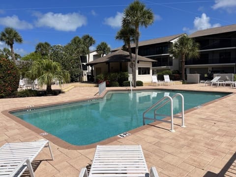 Fantasy Island Condo - Bay Views - Pool -  Garage (500)