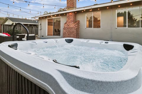 Tub, Hot Tub, Indoors, Bathtub, Architecture