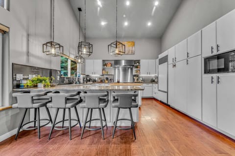 Kitchen: Fully-equipped kitchen, Wolf oven and stovetop, drip coffee maker, Espresso machine, French press, kitchen bar w/4 barstools