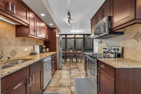 Kitchen: Well-equipped kitchen, Keurig, drip coffee maker, toaster, cooking utensils, tableware