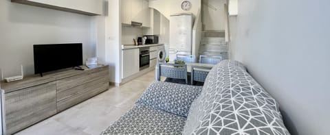 Modern and comfortable living-dining room, open to the kitchen, which creates a spacious and bright space perfect for sharing moments in a cosy and functional atmosphere.