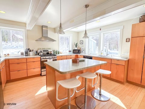 Kitchen & breakfast bar