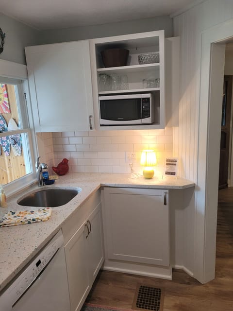 KITCHEN:  The cottage has a full kitchen with all appliances including a dishwasher.