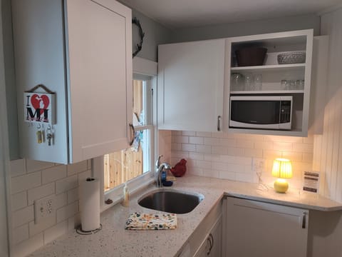 KITCHEN:  The cottage has a full kitchen with all appliances including a dishwasher.