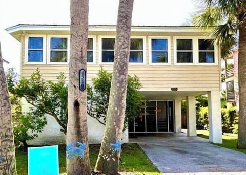 Welcome to Palms on Fifth. - Discover Palms on Fifth, a traditional raised beach retreat nestled close to the marsh and the beaches.
