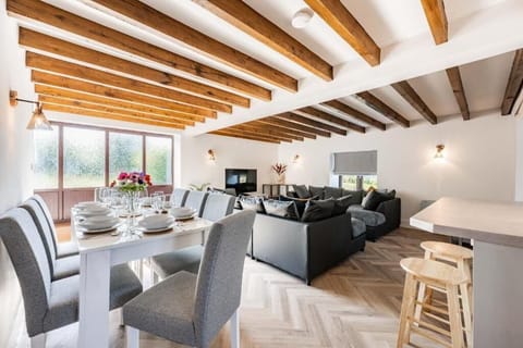 Fender Cottage, Roughton - Host & Stay