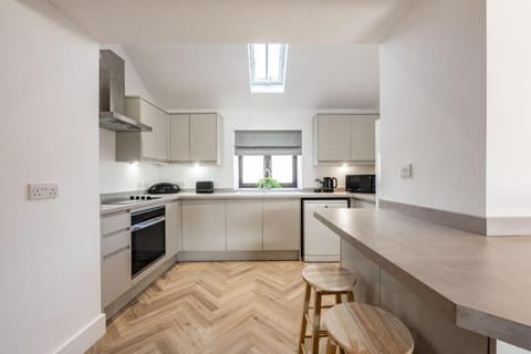 Fender Cottage, Roughton - Host & Stay