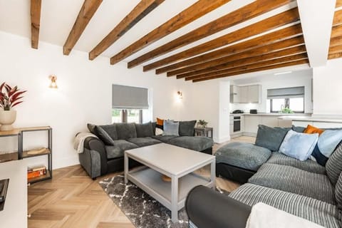 Fender Cottage, Roughton - Host & Stay