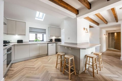 Fender Cottage, Roughton - Host & Stay