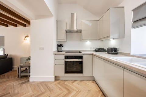 Fender Cottage, Roughton - Host & Stay