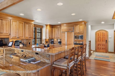 3.0-skiside-lorian-mountain-village-kitchen1