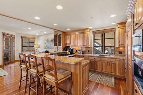 3.1-skiside-lorian-mountain-village-kitchen2