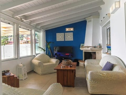Relax in the spacious sun-room like living room with a front-row seat to the sea