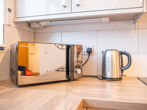 Fully Equipped Kitchen – Cook, Dine & Enjoy Your Huddersfield Stay