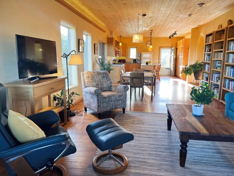 Livingroom with plenty of space to find the perfect spot