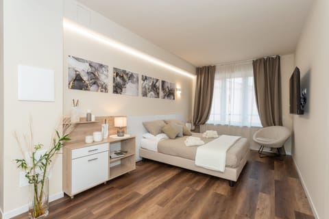Spacious bright studio flat with 55" SMART TV.
