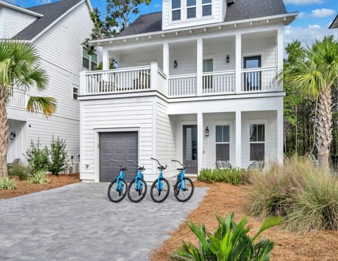 Tour the area on 4 cruiser bikes. Ride down to Inlet Beach or Scenic 30a just minutes away! A 19-mile bike path runs along 30A and visitors say "there's no better way to see 30a"!