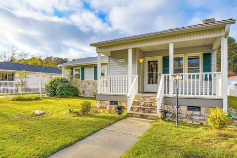 Sanford Vacation Rental | 3BR | 2BA | 2,500 Sq Ft | Steps Required to Enter