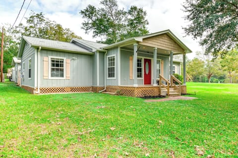 Livingston Vacation Rental | 3BR | 2BA | 1,290 Sq Ft | 6 Steps Required