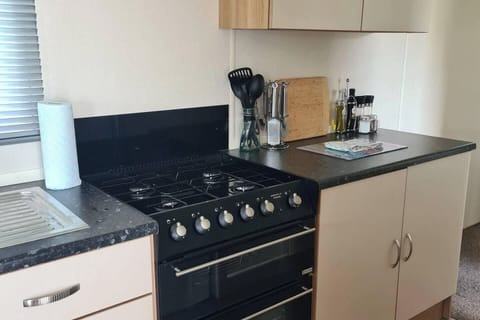 Fully fitted kitchen with gas cooker and hob