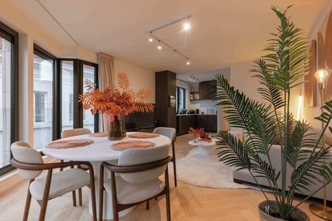Bright and elegant dining room with great view 