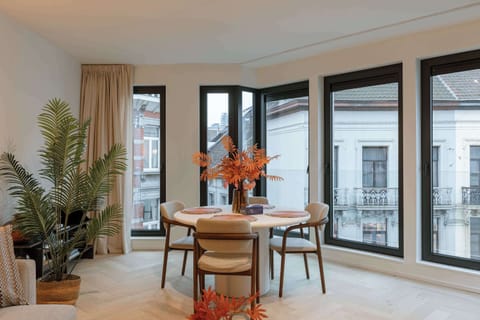 Bright and elegant dining room with great view 