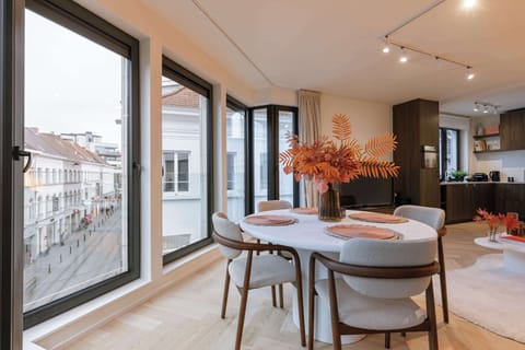 Bright and elegant dining room with great view 