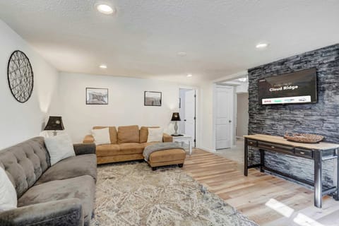 Bright and open living space with a cozy seating area and a full kitchen – ideal for relaxing and enjoying meals at home.