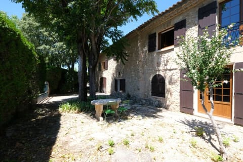 MOURIÈS Alpilles Provence vacation rental, comfortable farmhouse for rent with garden. 8 people Online reservation with Plaisirs & Maisons de Provence