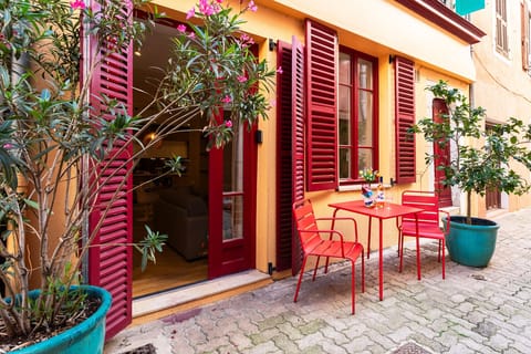 This beautiful apartment is a real gem! Located in the heart of Villefranche, it has a lovely terrace overlooking the cobblestone street, just 500m from the station and shops.