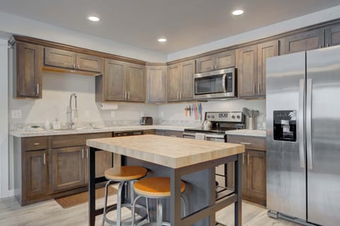 Dining Area: This spacious and bright area offers all that you need to prep your meals!