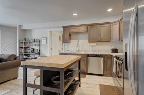 Dining Area: This spacious and bright area offers all that you need to prep your meals!