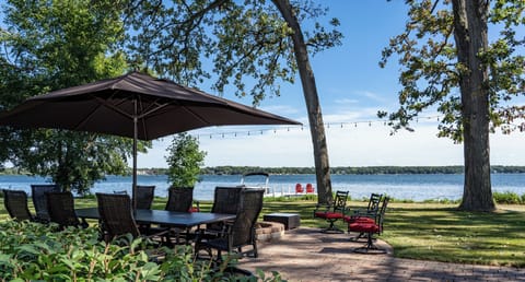 Lakehouse Backyard Dining & Fire