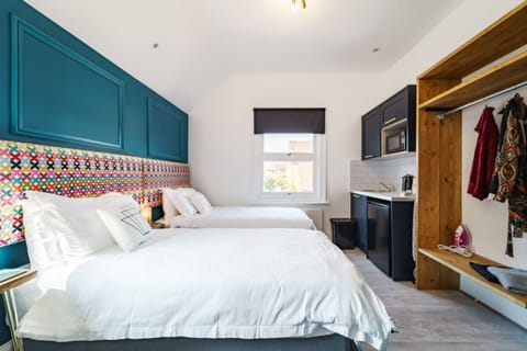 Studio 4 Beds, window, kitchenette