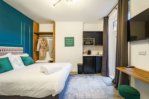 Studio 2 bed, wardrobe and kitchenette