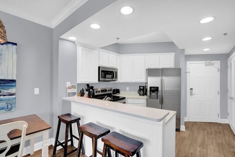 Eat-in kitchen bar seating