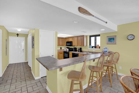 Eat-in kitchen bar seating