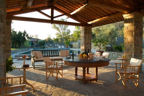 Activities, Amenities, Balcony / Terrace / Patio, Building Exterior, Facilities, Garden, Hot Tub, Pool, Room Detail, Shopping, Spring, Summer