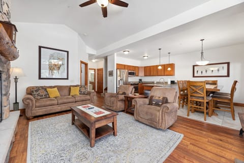 H3 Luxury W/Kitchen & Dining Room View