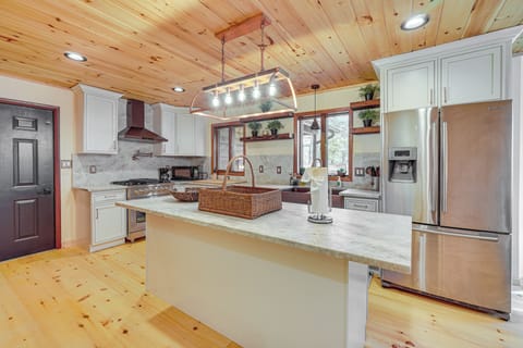 Kitchen | Coffee Maker | Dishwasher | 1st Floor