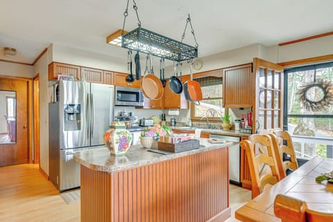 Kitchen | Cooking Basics | Keurig Coffee Maker | Toaster | Main Level