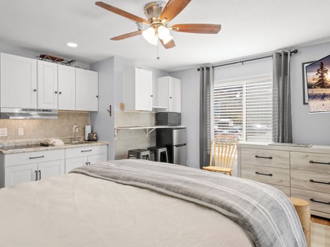 Queen Bed / Kitchenette