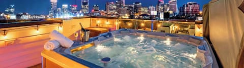 Escape to Nashville with breathtaking skyline views and a private rooftop hot tub. Ideal for bachelorette parties, family reunions, or corporate retreats, this luxurious oasis in Music City promises unforgettable memories!