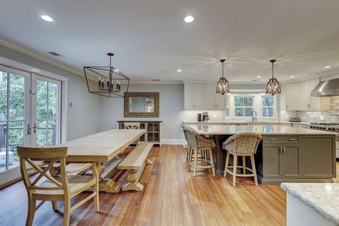 Dining Area & Kitchen