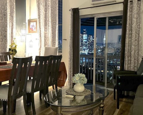 Living room , view of New York , Queen pullout sofá , ceiling fan , window ac , large dinning table