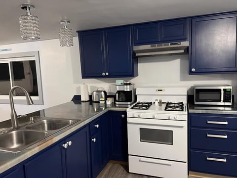 Tranquil lakeside retreat 3 bedroom home full kitchen