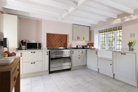 Archway House Kitchen - StayCotswold