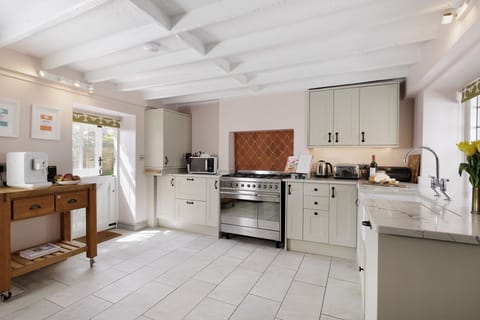 Archway House Kitchen - StayCotswold