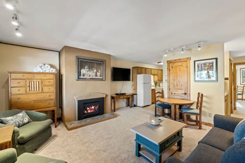 Ski in - Ski out 1 bedroom Ski Trails condo, Straight Line Suite!