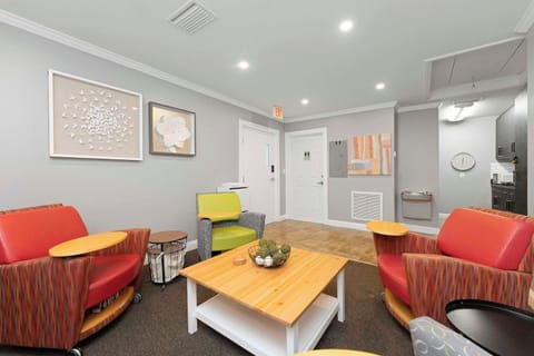 Sitting area for 4.  Great for food or board game nights!